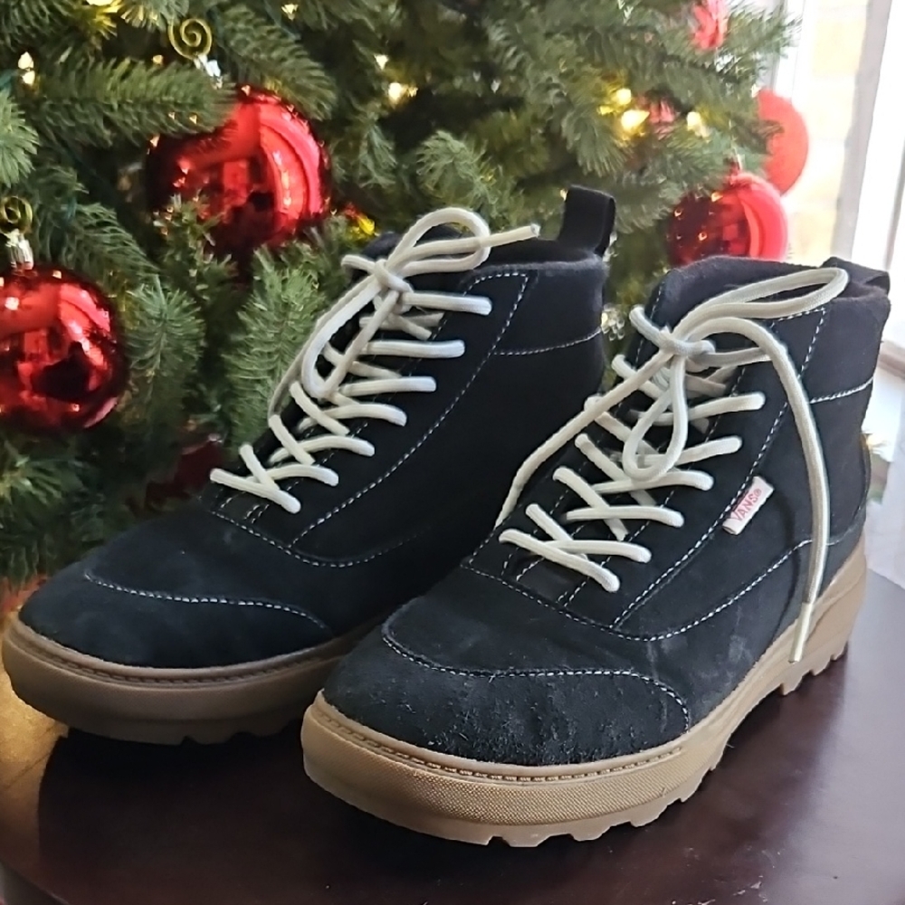 Vans Colfax Boot MTE-1 in black suede with a gum sole